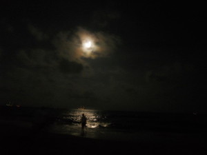 1024px-Moon_and_man_at_night_in_marina_beach,_chennai